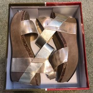 EUC Pierre Dumas Gold Wedges